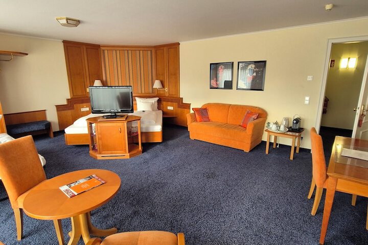 Room 9 of 33