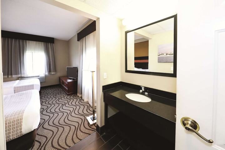 2 Queen Beds (5 of 13)