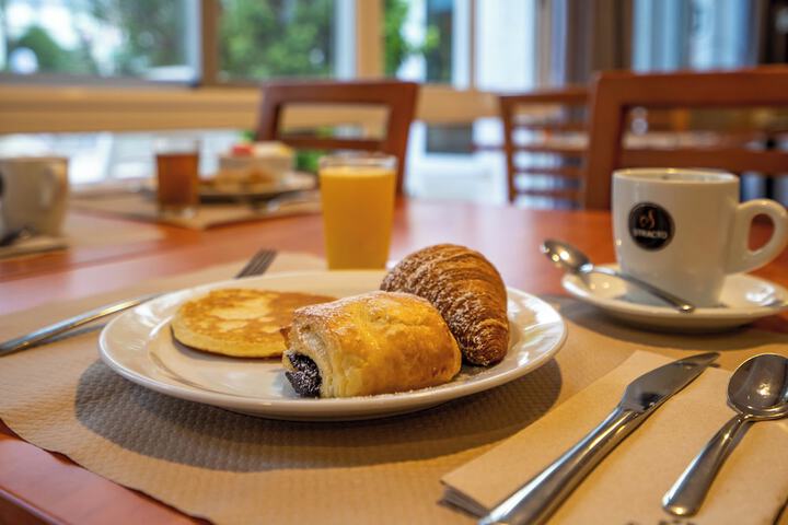 Breakfast/Coffee Service 36 of 52