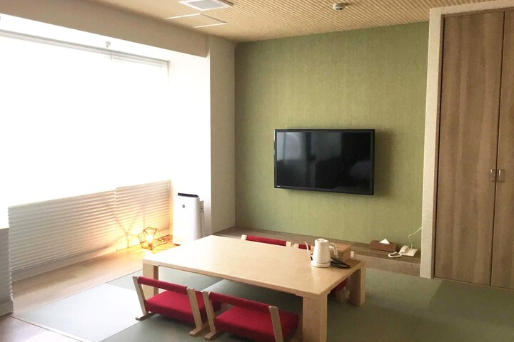 Room 11 of 18