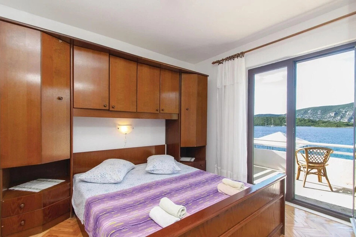 Room 4 of 18