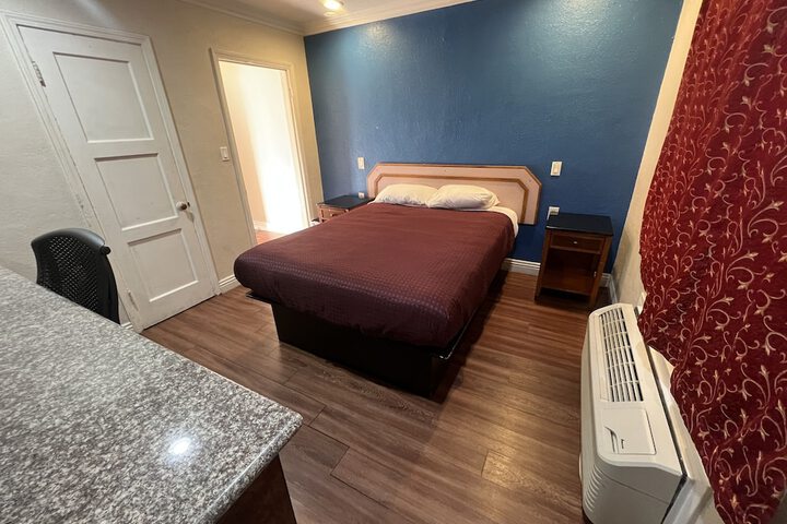 Deluxe Queen Bed (9 of 25)