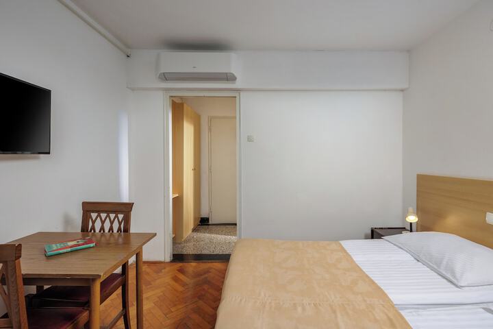 Room 11 of 25