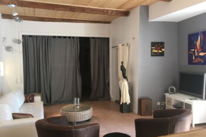 Lounge 15 of 49