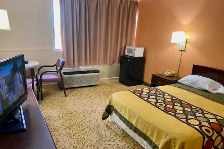 1 Queen Bed (7 of 7)