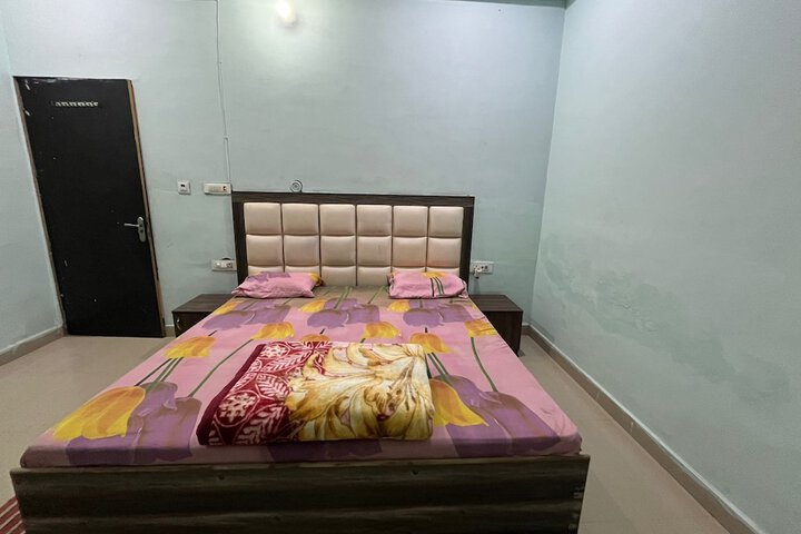 Room 6 of 10