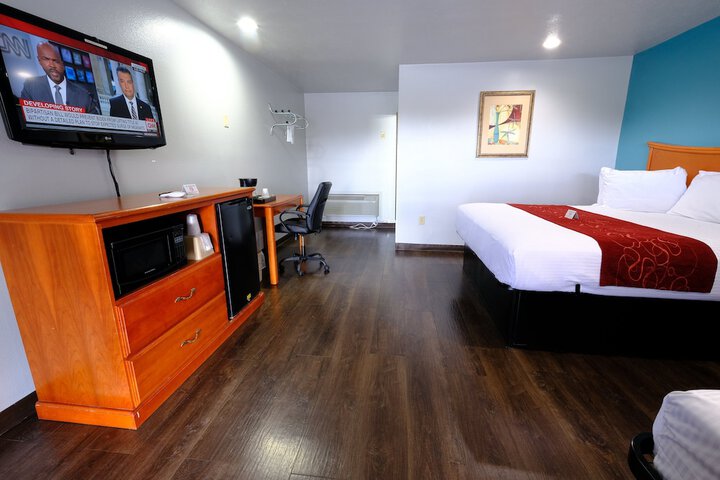 1 Queen Bed (5 of 9)