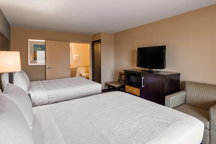 2 Queen Beds Microwave and Refrigerator Flat Screen Television High Speed Internet A (13 of 13)