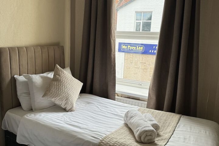 Room 9 of 28