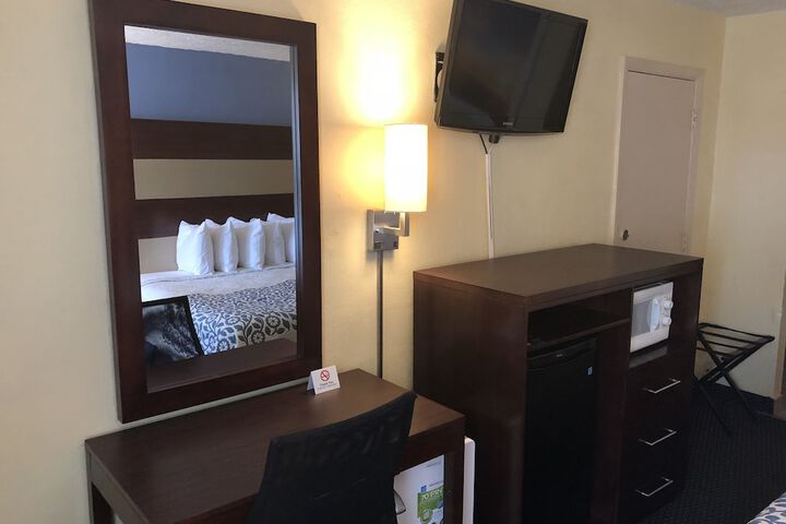 1 Queen Bed (11 of 19)