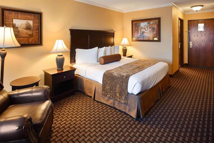 1 King Bed Microwave and Refrigerator Work Desk WiFi Full Breakfast (4 of 13)