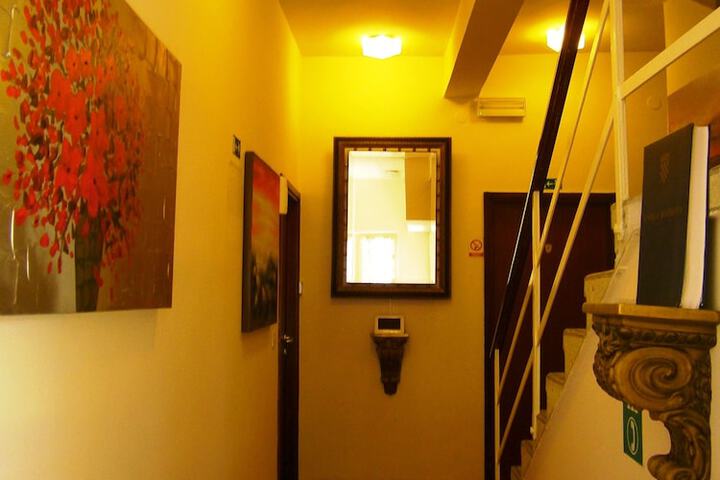 Ballroom/Hall 27 of 31