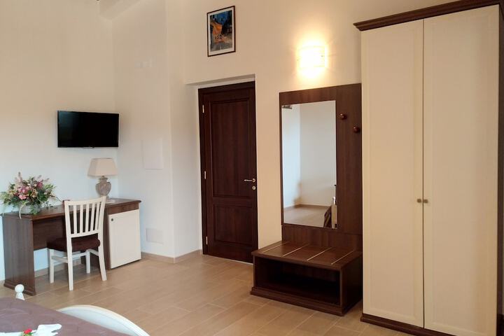 Room 5 of 97