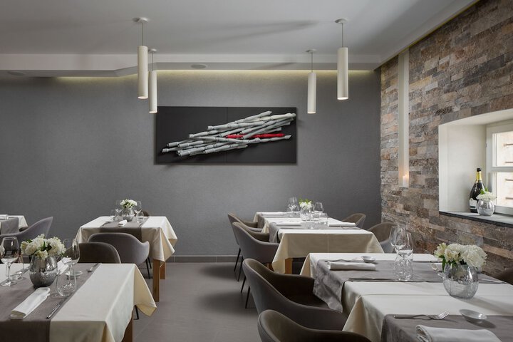 Dining 50 of 61