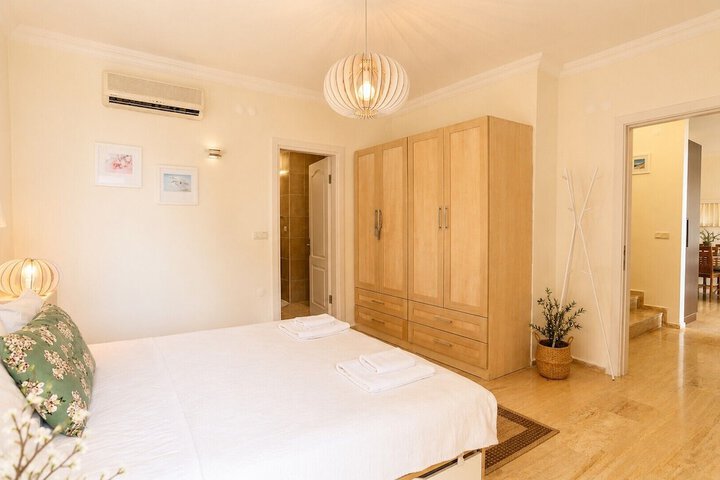 Room 6 of 51