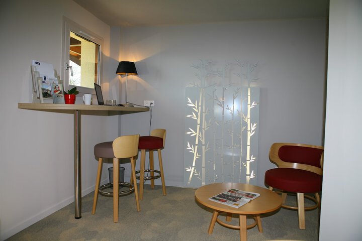 Lounge 35 of 50