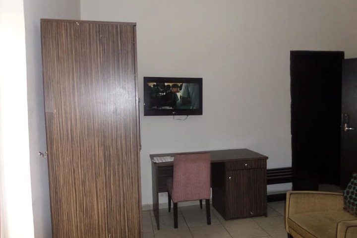 Room 9 of 13