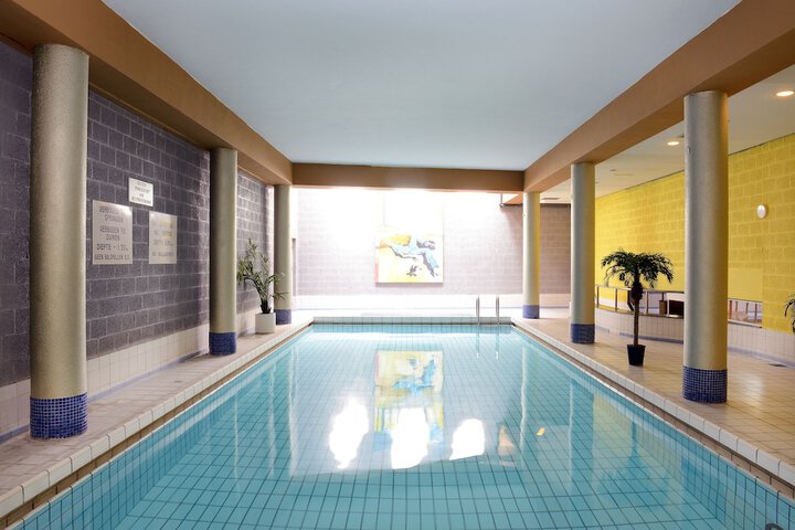 Hotel Pool