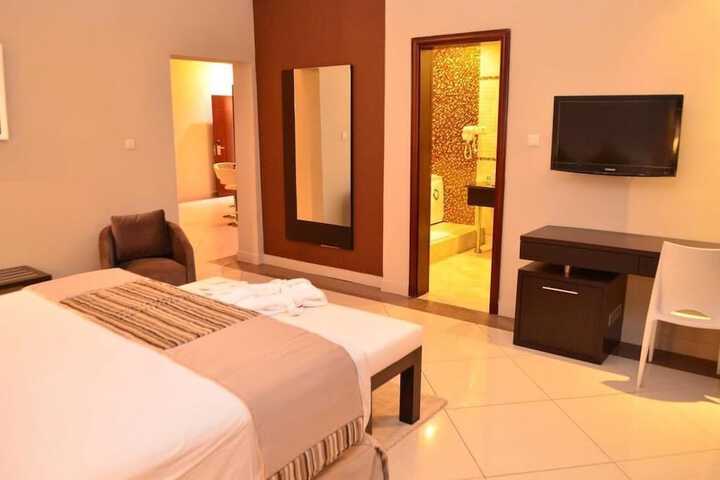 Room 5 of 12