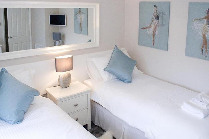 Room 2 of 6
