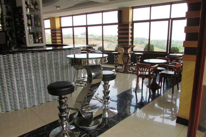 Lounge 18 of 29