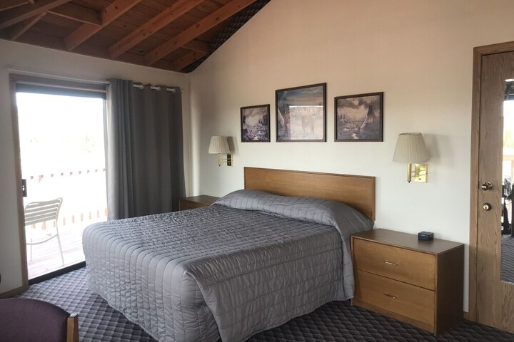 Room 6 of 76