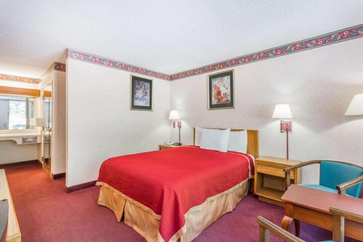 1 King Bed Scenic View (1 of 10)
