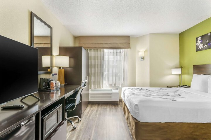 1 Queen Bed (9 of 10)