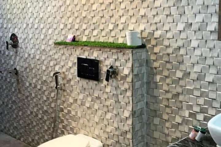 Room 5 of 8