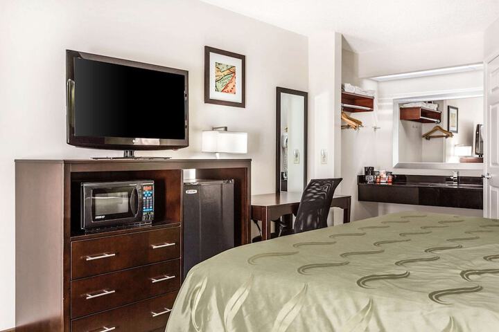 1 King Bed Accessible (7 of 7)