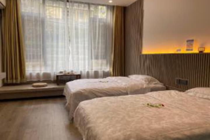 Room 8 of 10