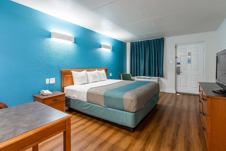 1 King Bed (3 of 8)