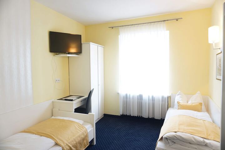 Room 4 of 12