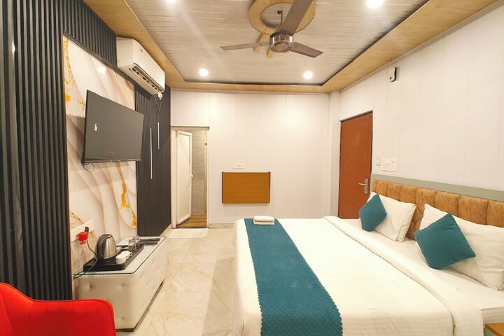 Room 5 of 18