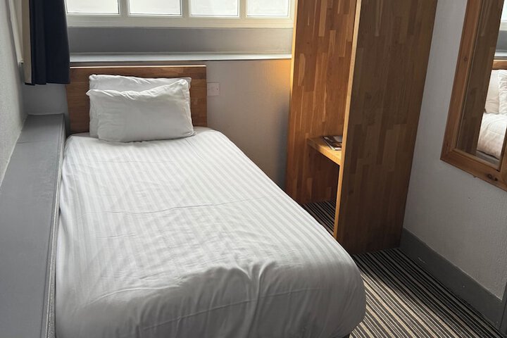 Room 28 of 142