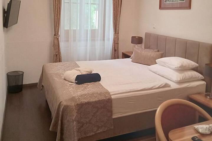 Room 5 of 37