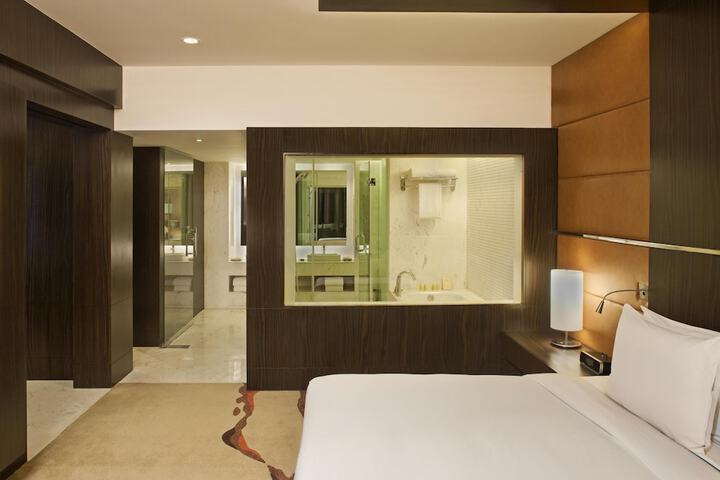 Room 18 of 100