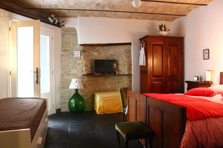 Room 2 of 62