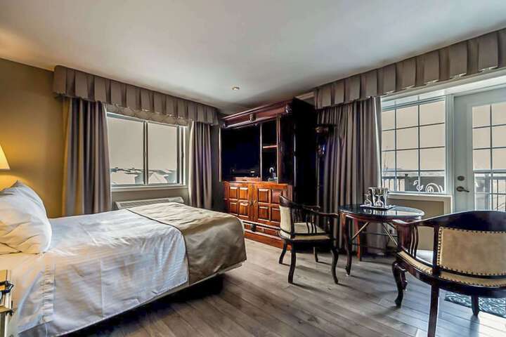 1 Queen Bed Accessible (17 of 27)