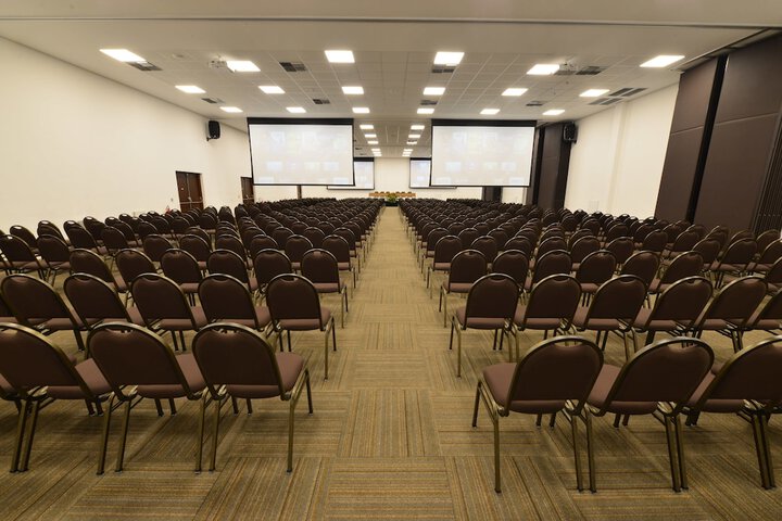 Ballroom/Hall 106 of 122