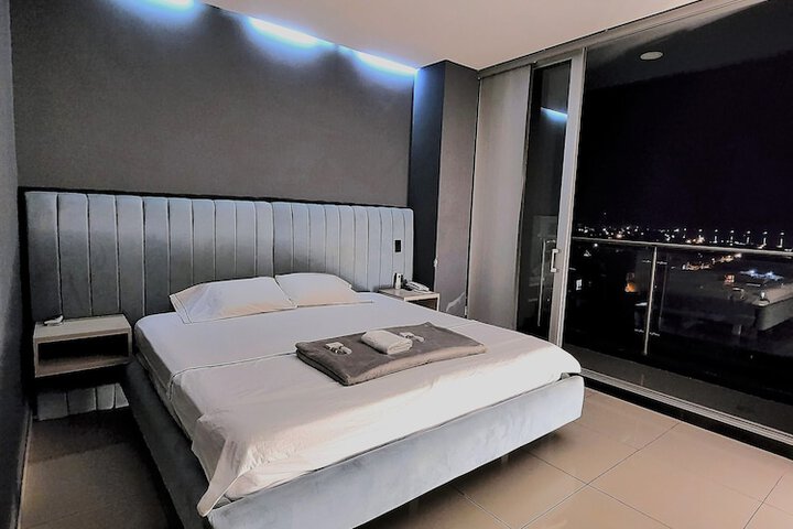 Room 7 of 9