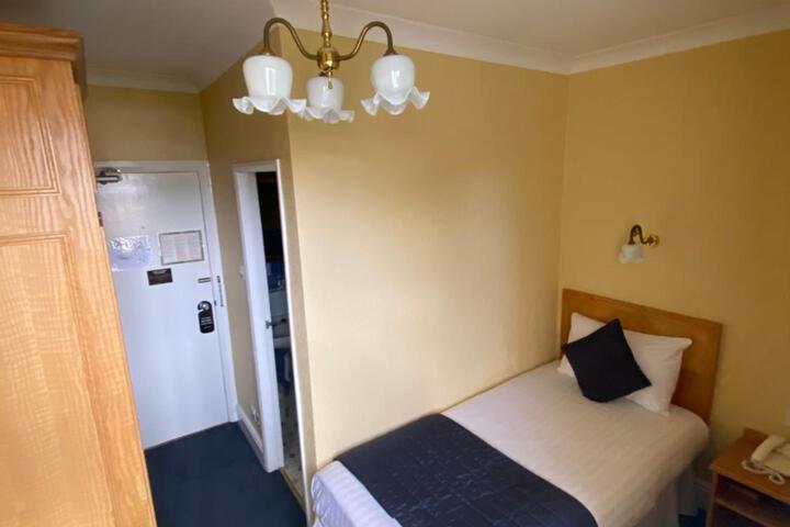 Room 28 of 84