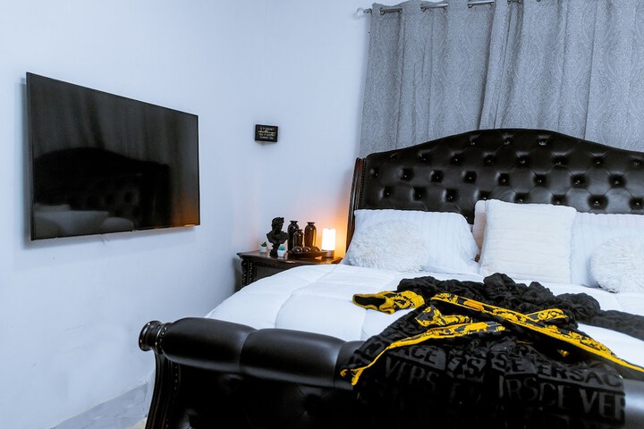 Room 4 of 7
