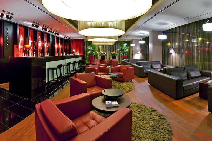 Lounge 30 of 39