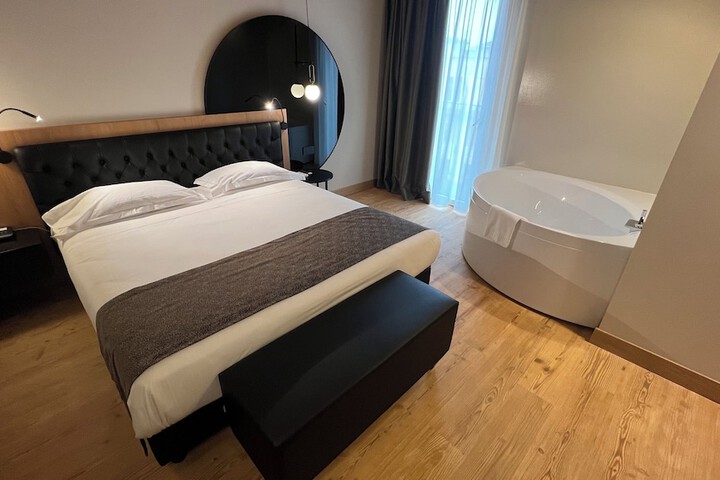 Room 40 of 233
