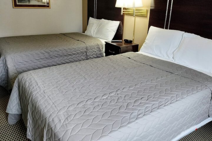 1 King Bed (5 of 7)