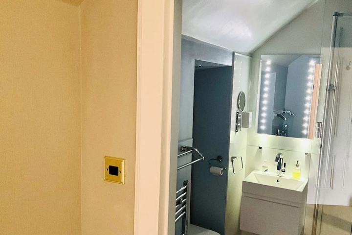Room 6 of 11