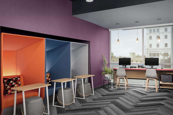 Business Center 28 of 31