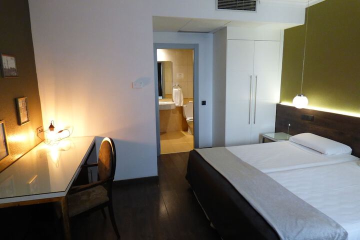 Room 40 of 193