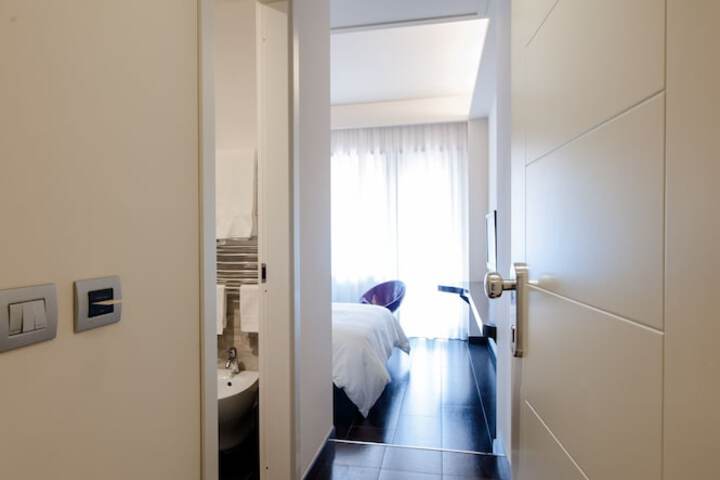 Room 4 of 33